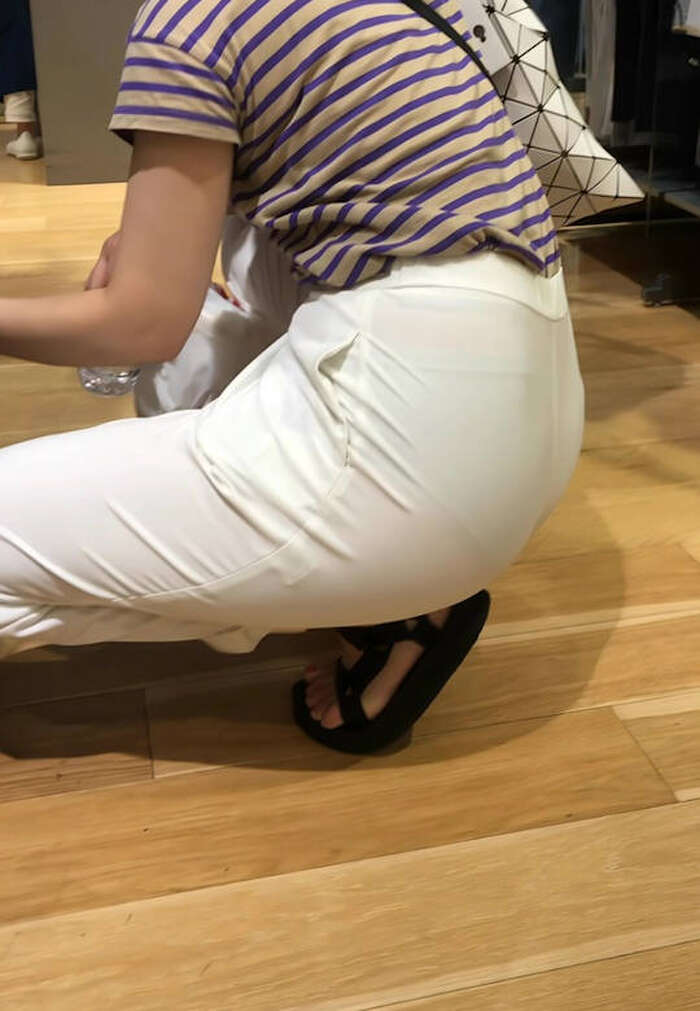買い物中のお尻観察エロ画像 23th image