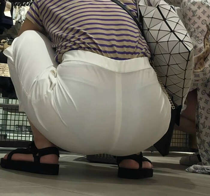 買い物中のお尻観察エロ画像 27th image