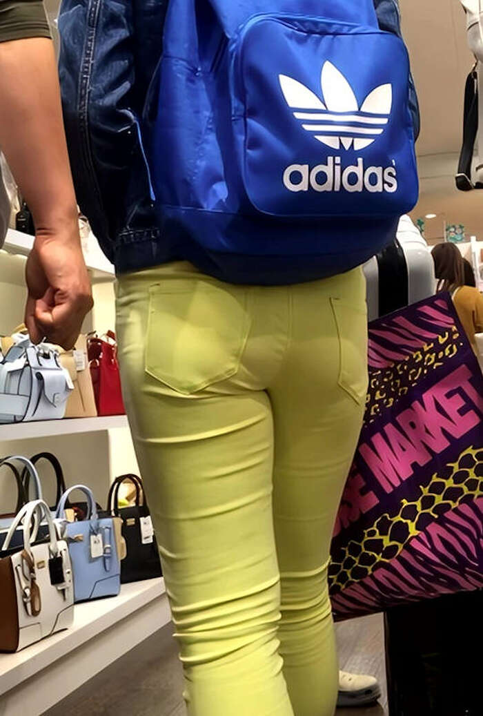 買い物中のお尻観察エロ画像 4th image