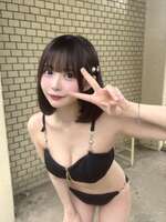 [With Images] A 148cm tall, G-cup 20-year-old idol wears a swimsuit and makes a peace piece, causing the wall behind her to warp