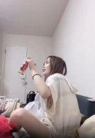 【動画】女子大生さん、配信中に乳首が見えてしまう