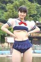 福岡でアイドルをしている高校2年生の高地玲衣(17)、セーラー服から下乳をハミ出した姿が見つかるww