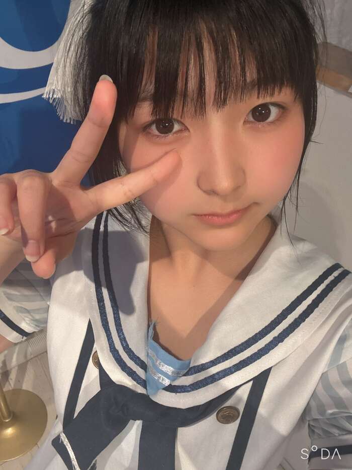 Rei Takachi (17), a second-year high school student working as an idol in Fukuoka, has been spotted peeking out of her sailor uniform with her underboob exposed, lol. 2th image