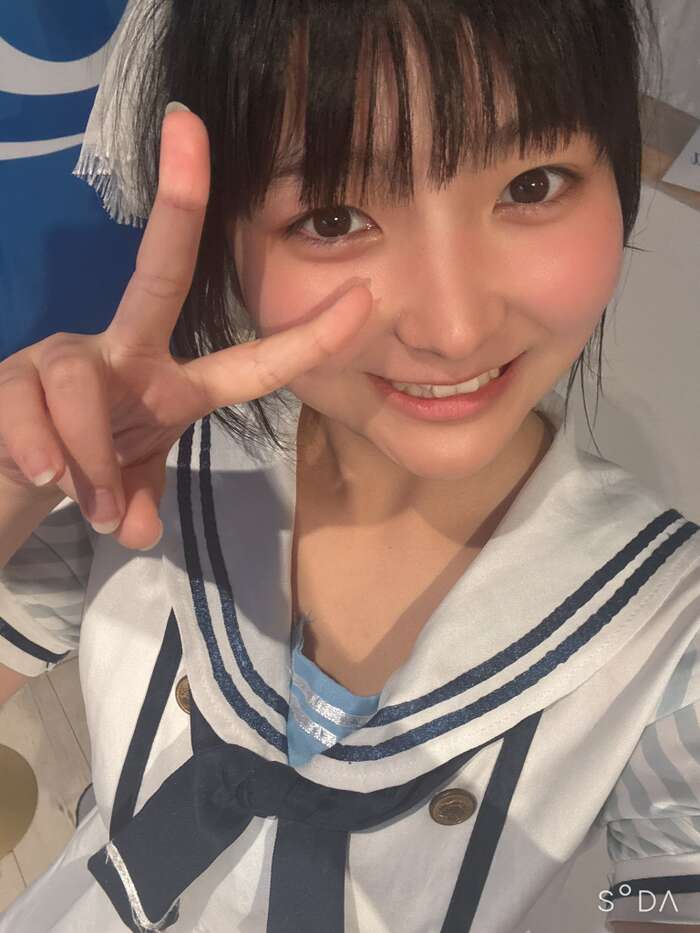 Rei Takachi (17), a second-year high school student working as an idol in Fukuoka, has been spotted peeking out of her sailor uniform with her underboob exposed, lol. 3th image