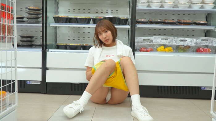 Marina Asakura, the Reiwa-era hub king gravure idol celebrating her 11th anniversary, appears nude inside a convenience store, dripping milky fluid from her crotch lol 2th image