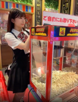 A 30-year-old woman who makes popcorn at a pachinko parlor, idol-level cute