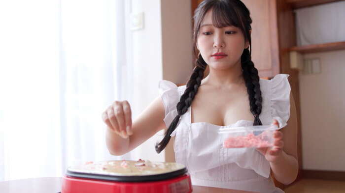 Hana Himesaki, the stunning I-cup beauty who went on a date with Egashira at 2:50, rides a treadmill shirtless and shakes her breasts nonstop lol 3th image