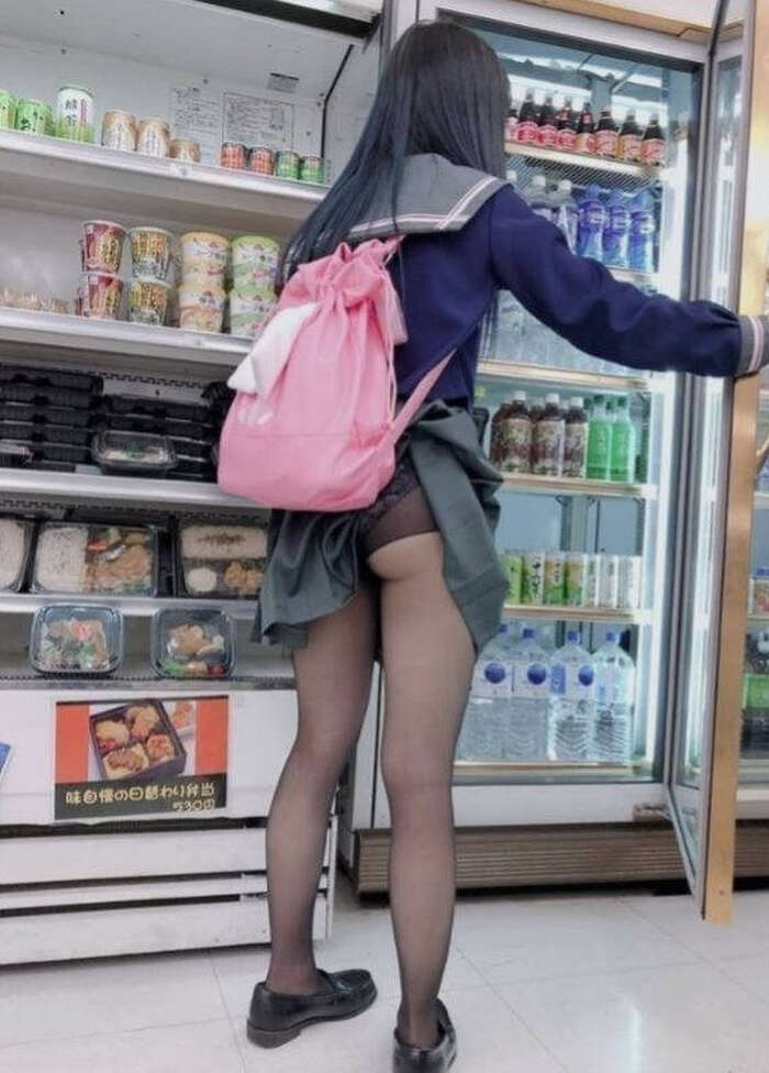 Erotic images of a high school girl carrying a bag flashing her panties 11th image