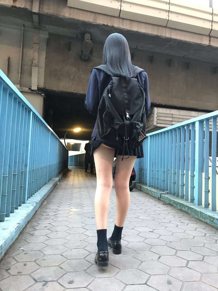Erotic images of a high school girl carrying a bag flashing her panties 3th image