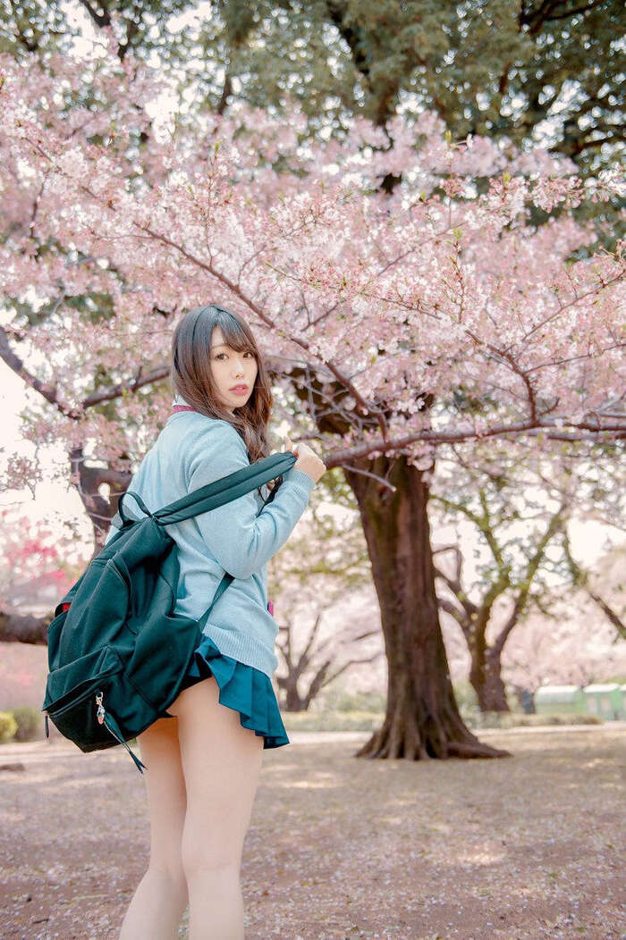 Erotic images of a high school girl carrying a bag flashing her panties 5th image