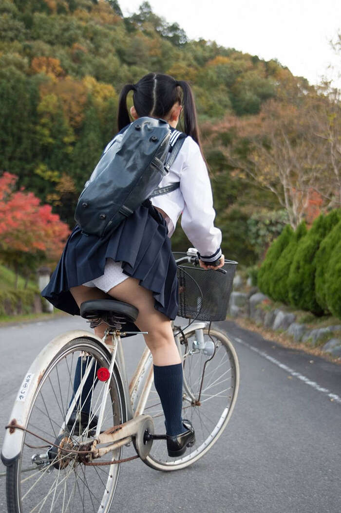 Erotic images of a high school girl carrying a bag flashing her panties 8th image