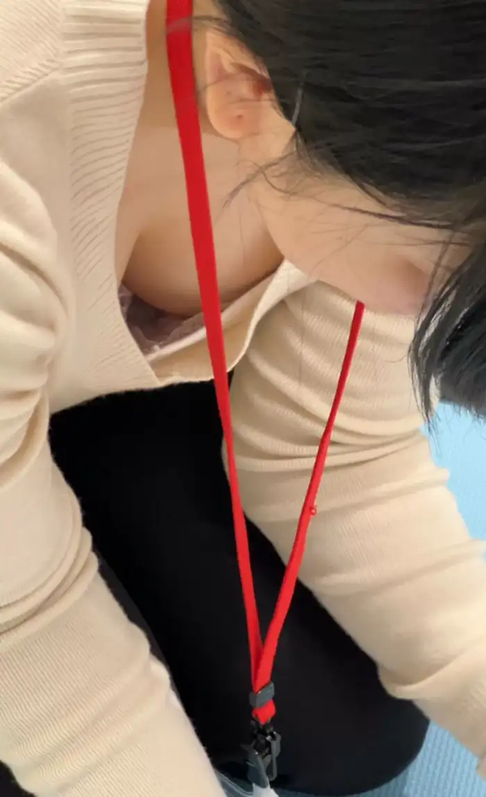 98 amateur cleavage erotic images: A collection of hidden camera footage of ordinary women whose cleavage is too visible 42th image