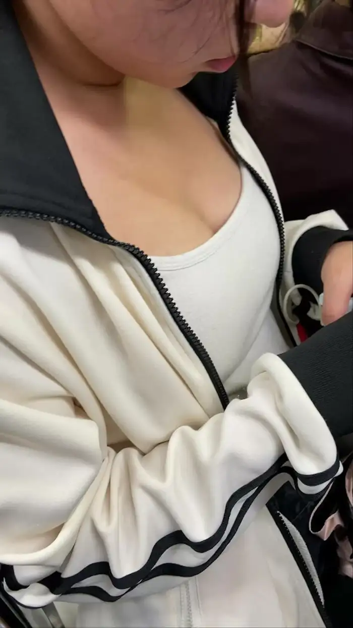 115 Erotic Images of Busty Breasts: Collected Hidden Shots of Deep Cleavage of Married Women and Beautiful Older Sisters 13th image