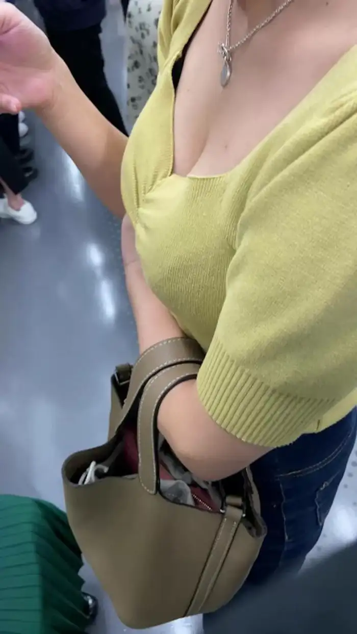 115 Erotic Images of Busty Breasts: Collected Hidden Shots of Deep Cleavage of Married Women and Beautiful Older Sisters 21th image