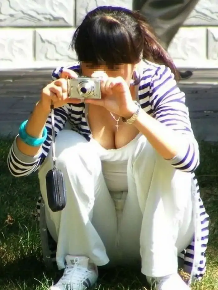 115 Erotic Images of Busty Breasts: Collected Hidden Shots of Deep Cleavage of Married Women and Beautiful Older Sisters 3th image
