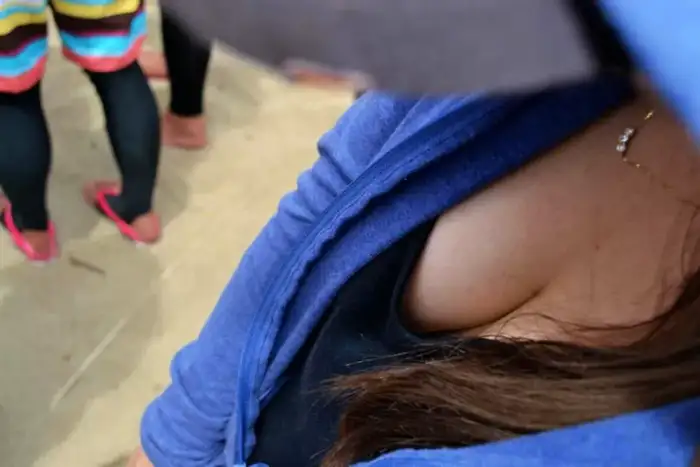 115 Erotic Images of Busty Breasts: Collected Hidden Shots of Deep Cleavage of Married Women and Beautiful Older Sisters 45th image