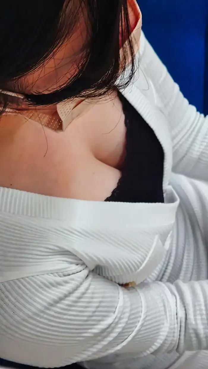 115 Erotic Images of Busty Breasts: Collected Hidden Shots of Deep Cleavage of Married Women and Beautiful Older Sisters 5th image