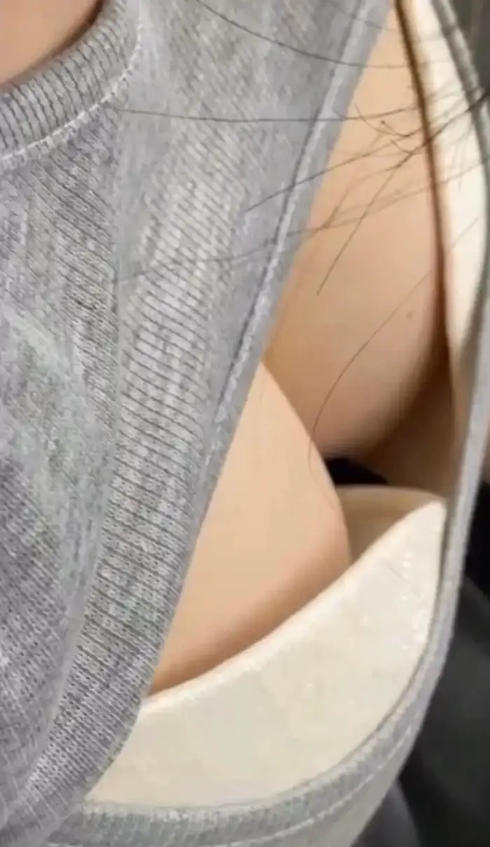 115 Erotic Images of Busty Breasts: Collected Hidden Shots of Deep Cleavage of Married Women and Beautiful Older Sisters 70th image
