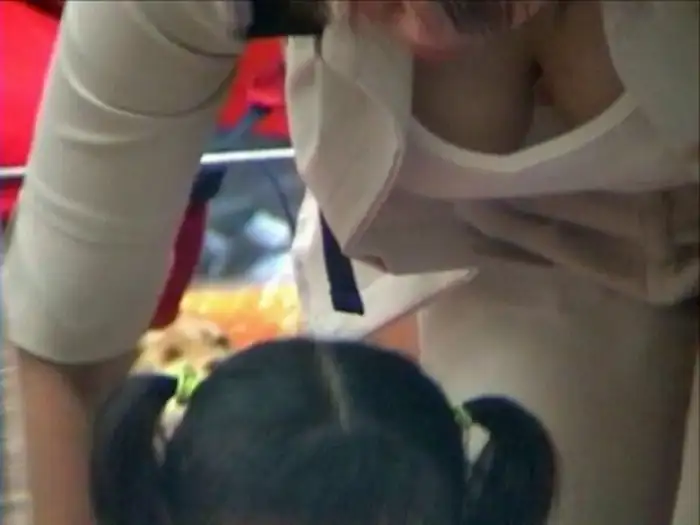 115 Erotic Images of Busty Breasts: Collected Hidden Shots of Deep Cleavage of Married Women and Beautiful Older Sisters 81th image