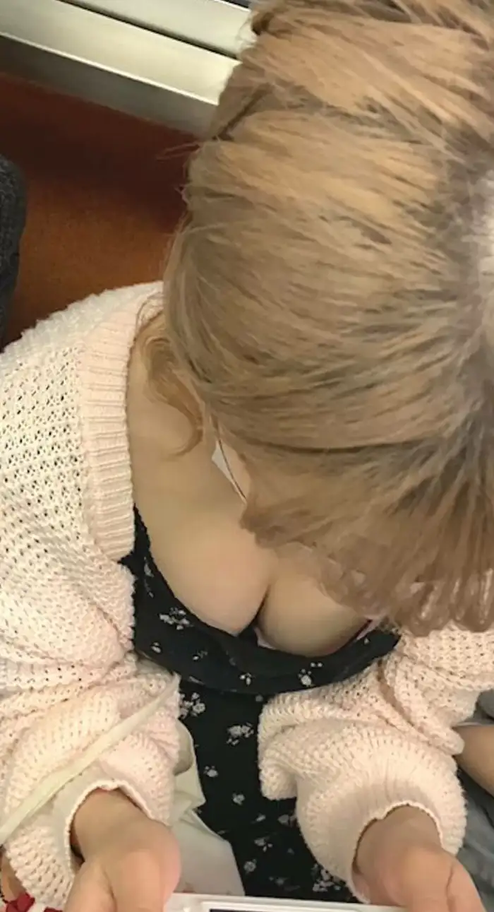 115 Erotic Images of Busty Breasts: Collected Hidden Shots of Deep Cleavage of Married Women and Beautiful Older Sisters 9th image