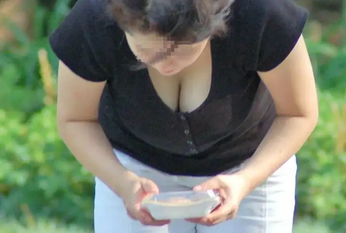 115 Erotic Images of Busty Breasts: Collected Hidden Shots of Deep Cleavage of Married Women and Beautiful Older Sisters 91th image