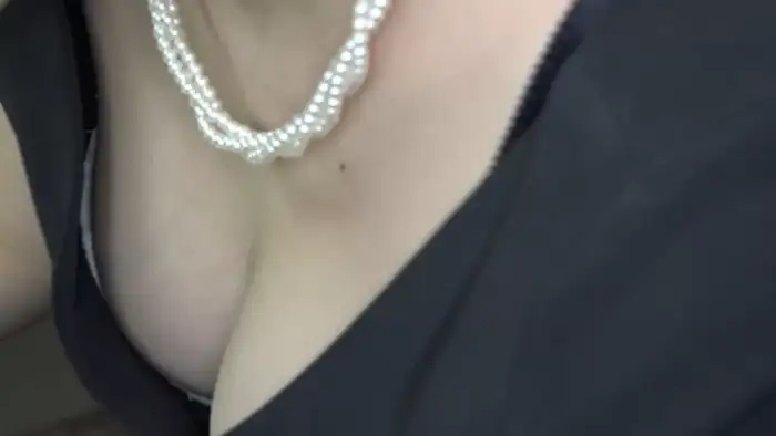 115 Erotic Images of Busty Breasts: Collected Hidden Shots of Deep Cleavage of Married Women and Beautiful Older Sisters 96th image