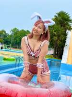 Here are swimsuit shots from her idol days when Aki Aihara (25), a former 'Aimamiel' actress who married her high school homeroom teacher lol