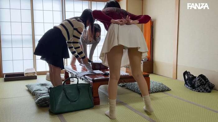 全員パイパンのJD3人組の温泉入浴シーンがエロい 11th image