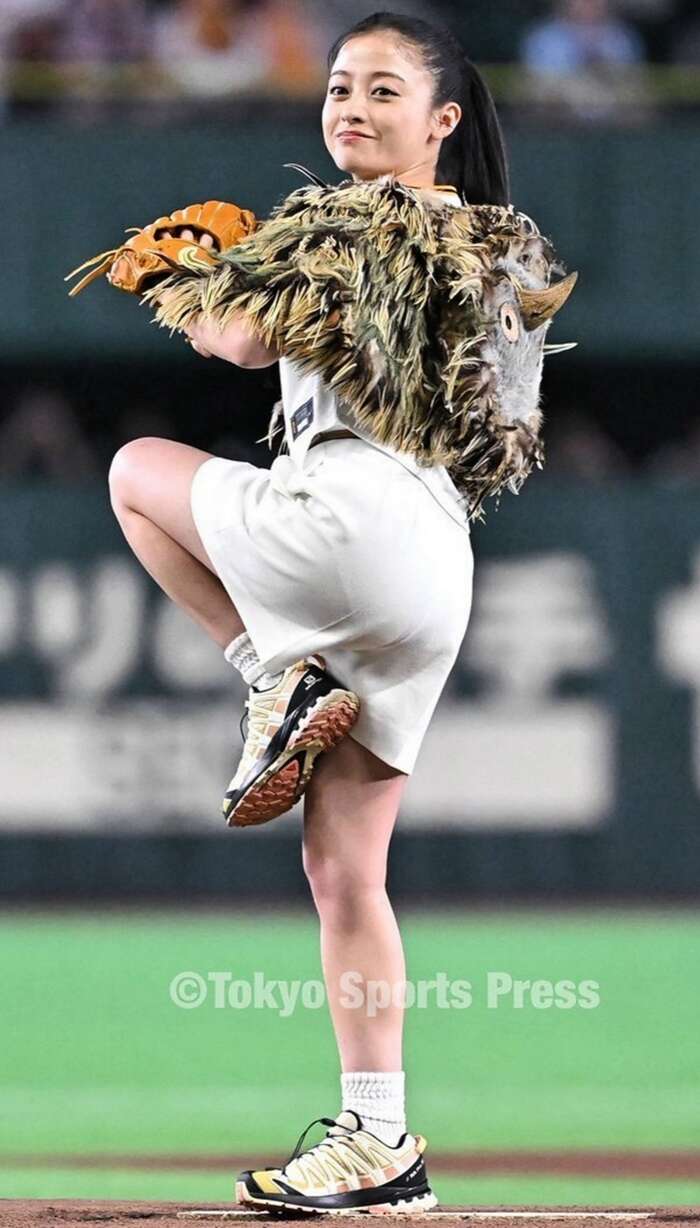 橋本環奈が東京ドーム始球式で短パン透けたパンツ線を公開 2th image