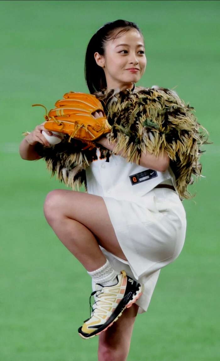 橋本環奈が東京ドーム始球式で短パン透けたパンツ線を公開 3th image