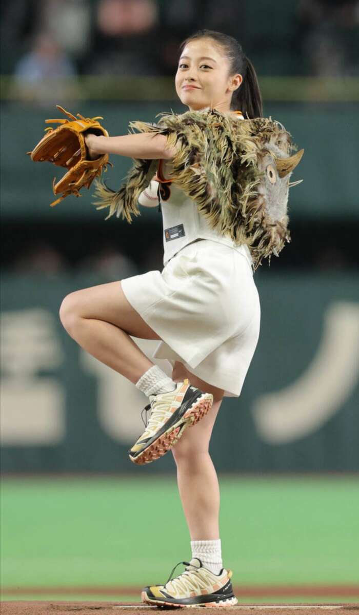 橋本環奈が東京ドーム始球式で短パン透けたパンツ線を公開 4th image
