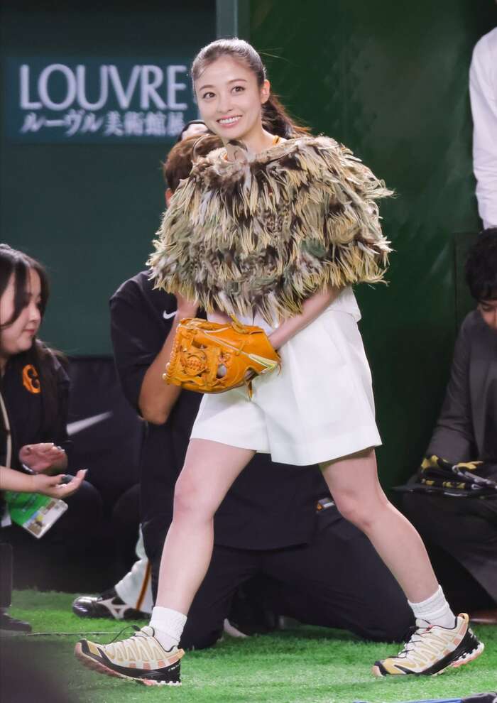 橋本環奈が東京ドーム始球式で短パン透けたパンツ線を公開 5th image