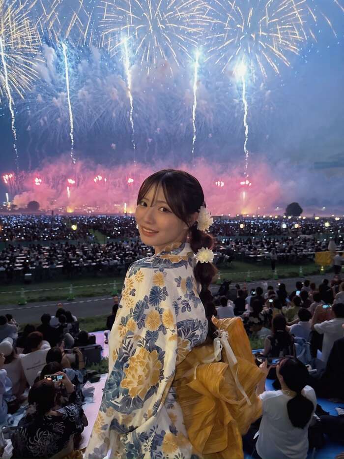 【画像あり】女子大生「長岡の花火行ってきた」 花火を見せたいのか自分を見せたいのかどっちだよ！ 2th image