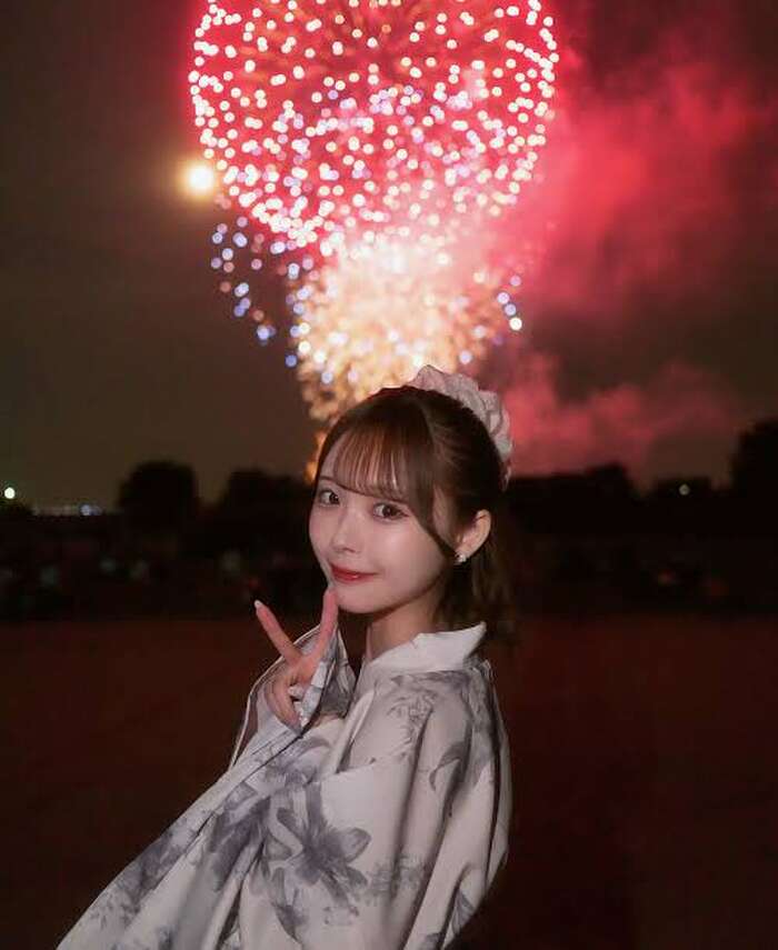 【画像あり】女子大生「長岡の花火行ってきた」 花火を見せたいのか自分を見せたいのかどっちだよ！ 7th image