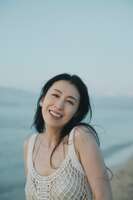 Popular talent Akiko Hinagata (48), approaching her 35th anniversary, showcases stunning beauty in her first swimsuit photobook in 22 years lol