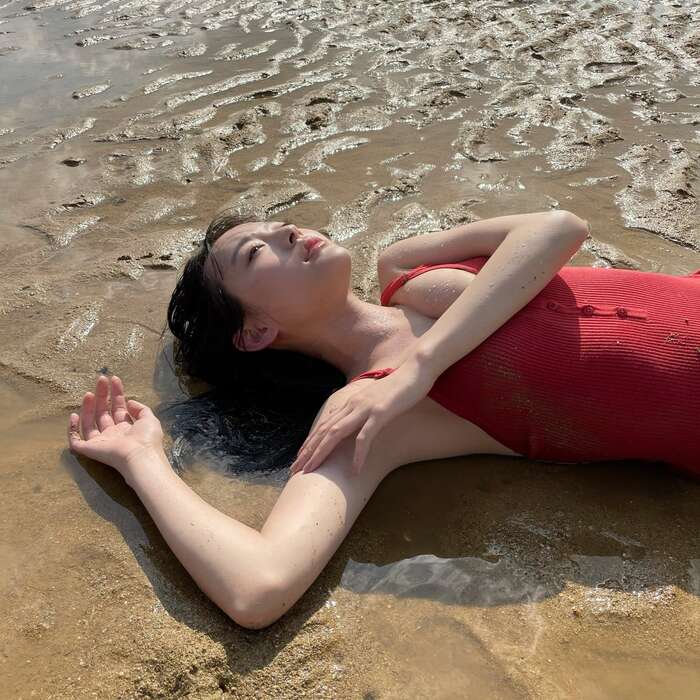 [Image] The strongest gravure idol with a strong face, her plump beautiful butt is way too sexy lololol Fans are thrilled by Kanami Takasaki's swimsuit gravure off-shot!! 16th image