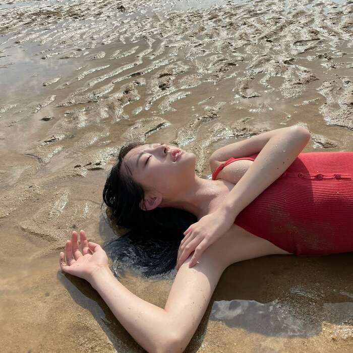 [Image] The strongest gravure idol with a strong face, her plump beautiful butt is way too sexy lololol Fans are thrilled by Kanami Takasaki's swimsuit gravure off-shot!! 17th image