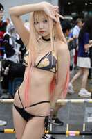 18歳のフィギュア体型のアニメおたくみうちゃん(千葉心羽)、初コミケに挑戦し大雨の中鼠径部をギリギリ露出させるww
