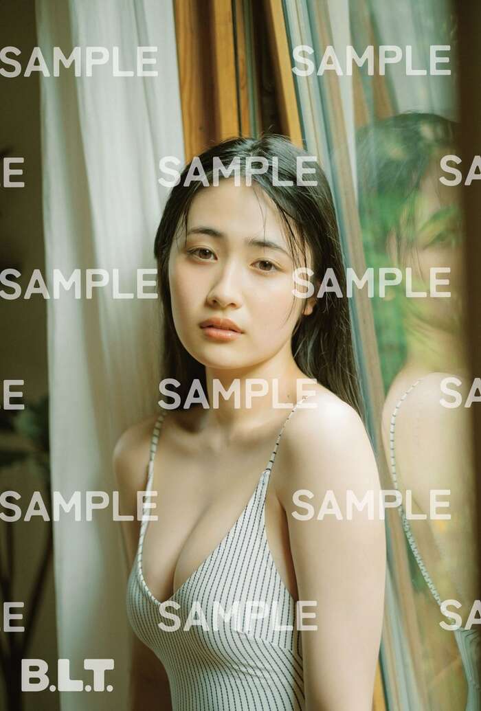 [Image] 17-year-old beautiful busty high school girl explodes with charm in swimsuit gravure lolololol Miss Magazine 2025 Kokoro Haru shows off a translucent bikini look!! 31th image