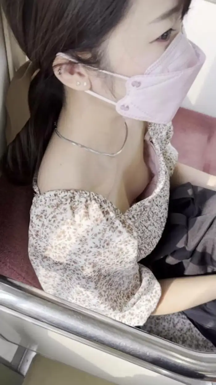 97 Erotic Images of Beautiful Women's Breasts: Collected Hidden Photos Where You Can See the Nipples of Beautiful Ladies Like Clerks and Gals 42th image