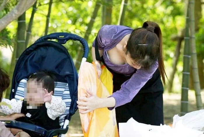 Street Photos of Moms with Kids Caught Up in Their Children's Carelessness: Glimpses of Cleavage and Nipple Glimpses Vol.2 15th image