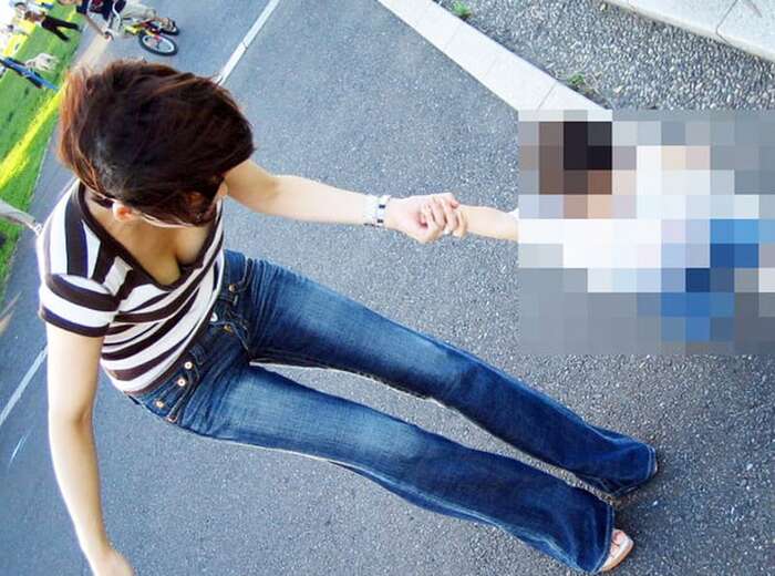 Street Photos of Moms with Kids Caught Up in Their Children's Carelessness: Glimpses of Cleavage and Nipple Glimpses Vol.2 17th image