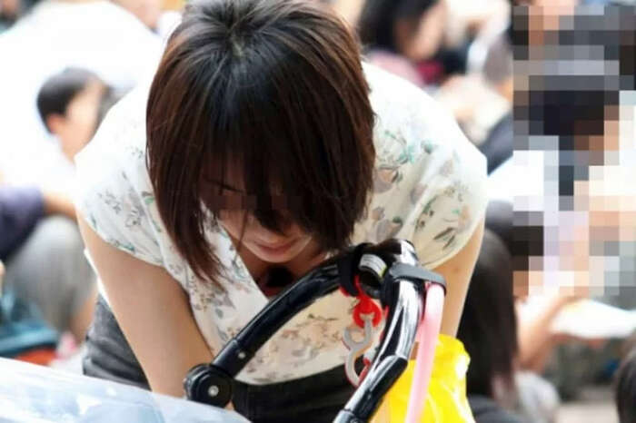 Street Photos of Moms with Kids Caught Up in Their Children's Carelessness: Glimpses of Cleavage and Nipple Glimpses Vol.2 18th image