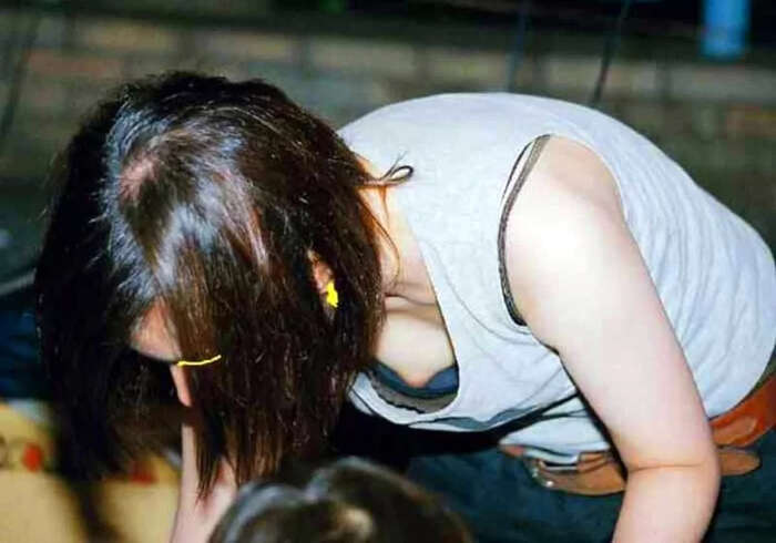 Street Photos of Moms with Kids Caught Up in Their Children's Carelessness: Glimpses of Cleavage and Nipple Glimpses Vol.2 4th image