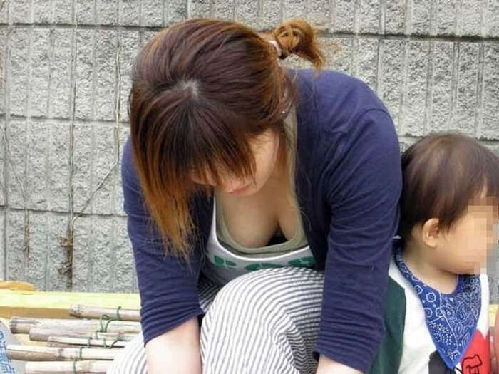 Street Photos of Moms with Kids Caught Up in Their Children's Carelessness: Glimpses of Cleavage and Nipple Glimpses Vol.2 7th image