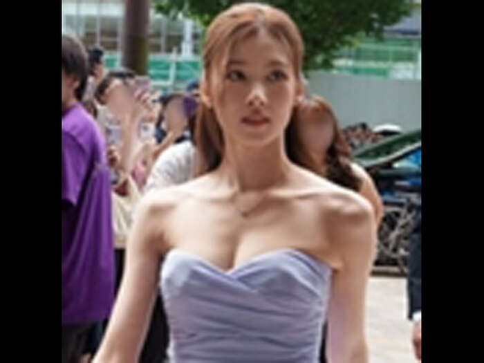 Naho Shinomiya in a sexy bikini with intense biting breasts 7th image