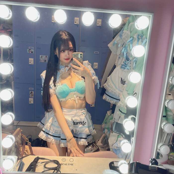 Shion Hatsukoi, a cosplayer proud of her neat long black hair and big butt, shows off her beautiful butt with her first image shoot, showing off her bare butt lol 23th image