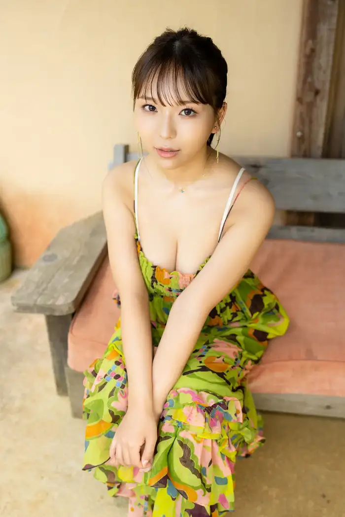 [Riri Haruka 13] Adorable looks, 93cm H-cup soft breasts, and black nipples are sexy nude images (2) 4th image